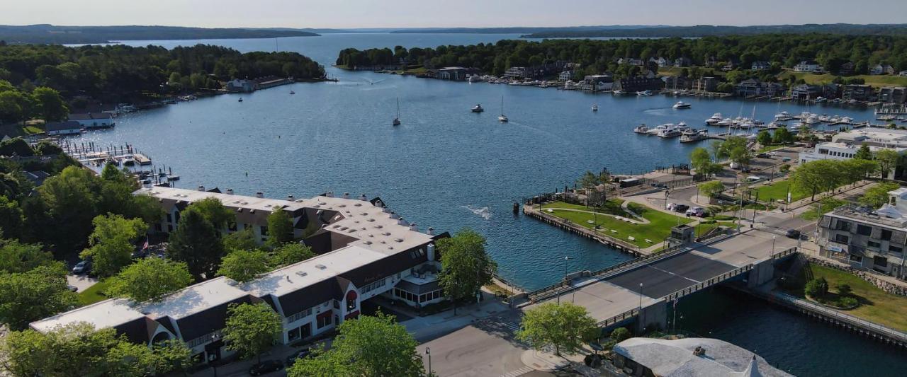 359 Edgewater Inn Charlevoix Esterno foto