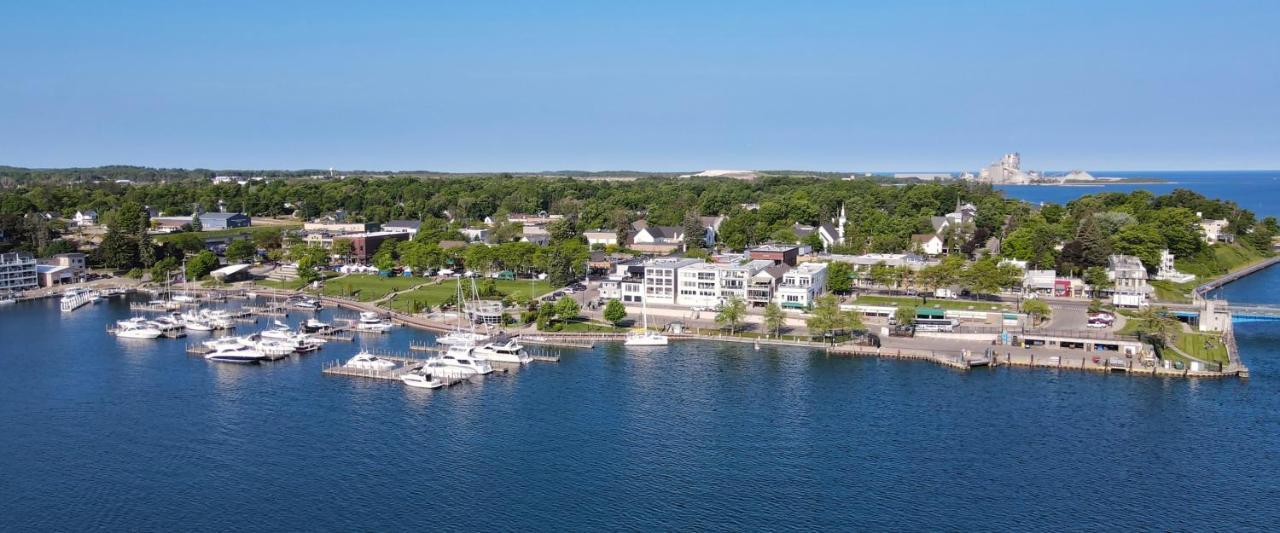 359 Edgewater Inn Charlevoix Esterno foto